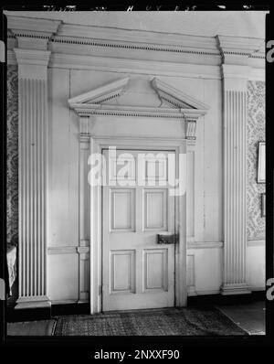 Federal Hill, Fredericksburg, Virginia. Carnegie Survey of the Architecture of the South. United States  Virginia  Fredericksburg, Doors & doorways, Moldings, Drawing rooms. Stock Photo