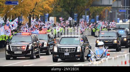 U.S. President Donald Trump's motorcade passes by well-wishers in Seoul, South Korea, Tuesday, Nov. 7, 2017. (Suh Myung-gun/Yonhap via AP)