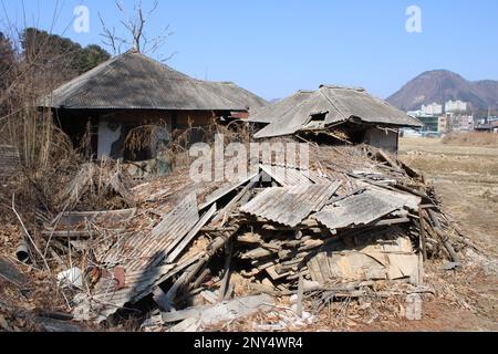 Old, rundown traditional farm house in Korean countryside Stock Photo