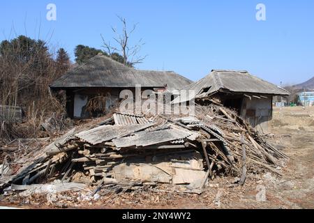 Old, rundown traditional farm house in Korean countryside Stock Photo