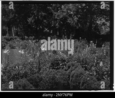 Reveille House, 4200 Cary Street, Richmond, Henrico County, Virginia. Carnegie Survey of the Architecture of the South. United States  Virginia  Henrico County  Richmond, Gardens. Stock Photo