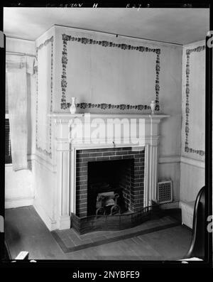 Federal Hill, Fredericksburg, Virginia. Carnegie Survey of the Architecture of the South. United States  Virginia  Fredericksburg, Fireplaces, Mantels, Wallpapers, Interiors. Stock Photo