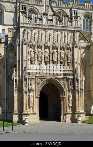 The main door to Gloucester cathedral in the south porch, enclosed by 12 statues all installed during the 1871 restoration, Gloucester, UK Stock Photo