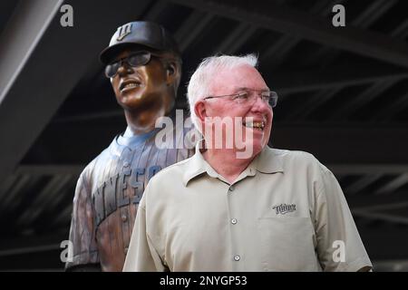 Twins unveil Tom Kelly statue outside Target Field - Twinkie Town