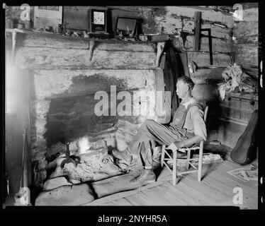 William Morris Log Cabin, Saluda, Polk County, North Carolina. Carnegie Survey of the Architecture of the South. United States  North Carolina  Polk County  Saluda, Fireplaces, Interiors, Mantels, Men. Stock Photo