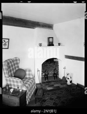 Chimney House, 113 Walnut St., Winston Salem, Forsyth County, North Carolina. Carnegie Survey of the Architecture of the South. United States, North Carolina, Forsyth County, Winston Salem,  Andirons,  Fireplaces,  Furnishings,  Interiors. Stock Photo