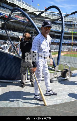 Former New York Yankee Lee Mazzilli is introduced during Old Timer's Day at  Yankee Stadium, Sunday, June 23, 2019, in New York. (AP Photo/Seth Wenig  Stock Photo - Alamy