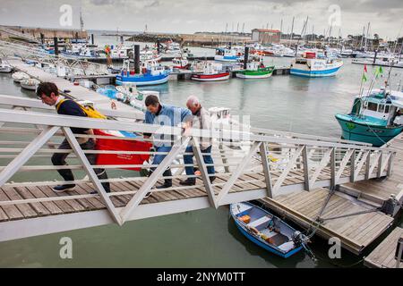 Fishermen unload their catches, Port of l’Herbaudière,  Île de Noirmoutier, La Vendée, Pays de la Loire, France Stock Photo