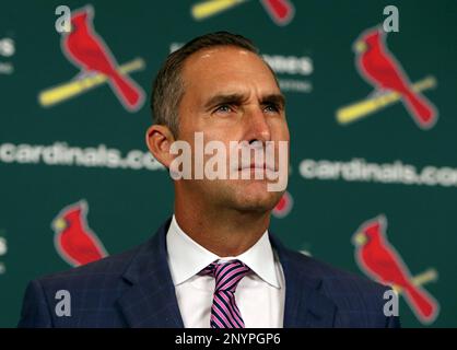 St. Louis Cardinals General Manager Walt Jocketty (L) shakes the