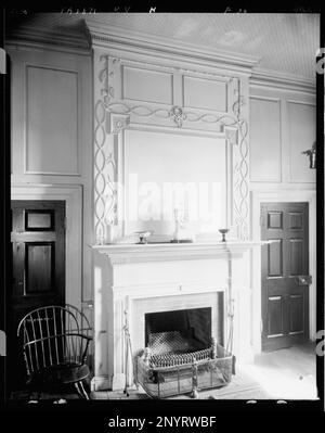 Federal Hill, Fredericksburg, Virginia. Carnegie Survey of the Architecture of the South. United States  Virginia  Fredericksburg, Fireplaces, Chimneypieces, Doors & doorways, Libraries , Rooms. Stock Photo