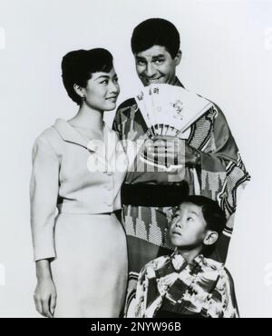 American actor Jerry Lewis and Canadian actress Nobu McCarthy and child actor Robert Hirano in the movie The Geisha Boy, USA 1958 Stock Photo