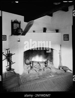 Chimney House, 113 Walnut St., Winston Salem, Forsyth County, North Carolina. Carnegie Survey of the Architecture of the South. United States, North Carolina, Forsyth County, Winston Salem,  Fireplaces,  Interiors,  Mantels,  Spinning apparatus. Stock Photo