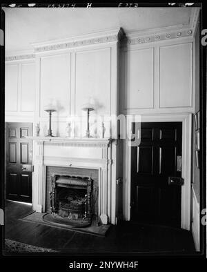 Federal Hill, Fredericksburg, Virginia. Carnegie Survey of the Architecture of the South. United States  Virginia  Fredericksburg, Lamps, Fireplaces, Mantels, Moldings, Libraries , Rooms. Stock Photo