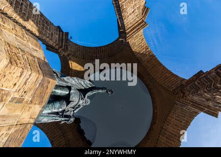 Porta Westfalica: Kaiser-Wilhelm-Denkmal (Emperor William Monument) at Porta Westfalica gorge in Teutoburger Wald, Nordrhein-Westfalen, North Rhine-We Stock Photo