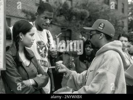 American actress Rosario Dawson and NBA superstar Ray Allen with filmmaker Spike Lee on the set of He Got Game, USA 1998 Stock Photo