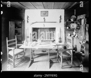 Chimney House, 113 Walnut St., Winston Salem, Forsyth County, North Carolina. Carnegie Survey of the Architecture of the South. United States, North Carolina, Forsyth County, Winston Salem,  Dining rooms,  Interiors,  Mantels,  Rifles. Stock Photo