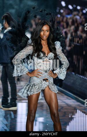 model-jasmine-tookes-walks-the