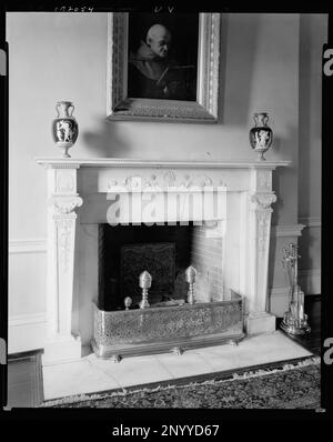 Oak Hill, Aldie vic., Loudoun County, Virginia. Carnegie Survey of the Architecture of the South. United States  Virginia  Loudoun County  Aldie vic, Chimneypieces, Andirons, Fireplaces. Stock Photo