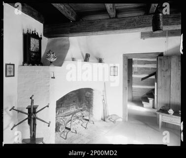 Chimney House, 113 Walnut St., Winston Salem, Forsyth County, North Carolina. Carnegie Survey of the Architecture of the South. United States, North Carolina, Forsyth County, Winston Salem,  Fireplaces,  Interiors,  Log buildings,  Spinning apparatus. Stock Photo