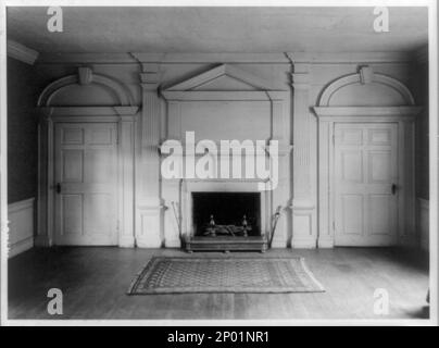 Plain Dealing, fireplace wall, Charlottesville vicinity, Albemarle Co., Virginia. Fireplaces,Virginia,Charlottesville,1890-1940, Interiors,Virginia,Charlottesville,1890-1940. Stock Photo