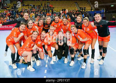 EINDHOVEN, NETHERLANDS - MARCH 2: team Netherlands with Claudia Rompen of the Netherlands, Laura van der Heijden of the Netherlands, Debbie Bont of the Netherlands, Lois Abbingh of The Netherlands, Pipy Wolfs of the Netherlands, Bo van Wetering of the Netherlands, Kim Molenaar of the Netherlands, Kelly Dulfer of the Netherlands, Merel Freriks of the Netherlands, Inger Smits of the Netherlands, Zoe Sprengers of the Netherlands, Angela Malestein of the Netherlands, Nikita van der Vliet of the Netherlands, Rinka Duijndam of the Netherlands, Kelly Vollebregt of the Netherlands, Yara ten Holte of t Stock Photo