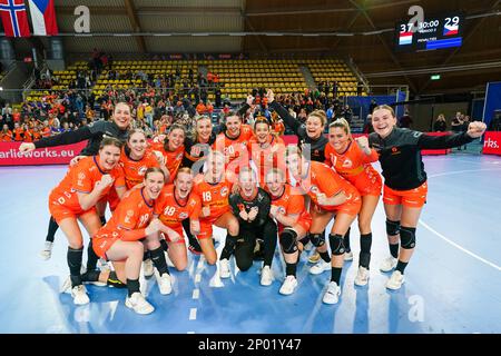 EINDHOVEN, NETHERLANDS - MARCH 2: team Netherlands with Claudia Rompen of the Netherlands, Laura van der Heijden of the Netherlands, Debbie Bont of the Netherlands, Lois Abbingh of The Netherlands, Pipy Wolfs of the Netherlands, Bo van Wetering of the Netherlands, Kim Molenaar of the Netherlands, Kelly Dulfer of the Netherlands, Merel Freriks of the Netherlands, Inger Smits of the Netherlands, Zoe Sprengers of the Netherlands, Angela Malestein of the Netherlands, Nikita van der Vliet of the Netherlands, Rinka Duijndam of the Netherlands, Kelly Vollebregt of the Netherlands, Yara ten Holte of t Stock Photo