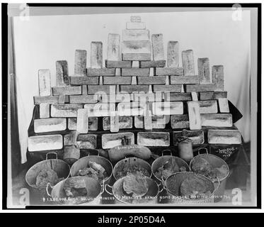 $1,250,000 in gold bullion at Miners and Merchants Bank , $1,250,000 gold bullion, Miners and Mercht's Bank - Nome Alaska, June 10th, 1906. Frank and Frances Carpenter collection , Gift; Mrs. W. Chapin Huntington; 1951, Gold,Alaska,Nome,1900-1910, Merchandise displays,Alaska,Nome,1900-1910, Coins,Alaska,Nome,1900-1910, Banks,Alaska,Nome,1900-1910, United States,Alaska,Nome Stock Photo