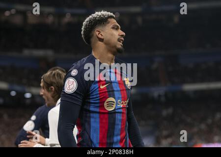 Madrid, Spain. 02nd Mar, 2023. Ronald Araújo of Barcelona during the Copa del Rey Semi Final first leg football match between Real Madrid and Barcelona in the Santiago Bernabéu Stadium in Madrid Spain. Barcelona won the game 0-1 (Foto: Sports Press Photo/Sports Press Photo/C - ONE HOUR DEADLINE - ONLY ACTIVATE FTP IF IMAGES LESS THAN ONE HOUR OLD - Alamy) Credit: SPP Sport Press Photo. /Alamy Live News Stock Photo