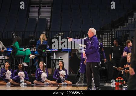 Minneapolis, Minnesota, USA. 2nd Mar, 2023. Northwestern Wildcats head coach JOE MCKEOWN during the second half of Rutgers versus Northwestern on Wednesday March 1st at the 2023 Big Ten Women's Basketball Tournament in Minneapolis, Minnesota. Rutgers won 63-59. (Credit Image: © Steven Garcia/ZUMA Press Wire) EDITORIAL USAGE ONLY! Not for Commercial USAGE! Stock Photo