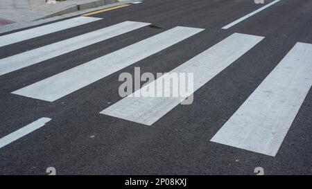 Paso de peatones pintado en el asfalto de una calle Stock Photo