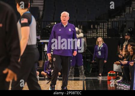 Minneapolis, Minnesota, USA. 2nd Mar, 2023. Northwestern Wildcats head coach JOE MCKEOWN during the second half of Rutgers versus Northwestern on Wednesday March 1st at the 2023 Big Ten Women's Basketball Tournament in Minneapolis, Minnesota. Rutgers won 63-59. (Credit Image: © Steven Garcia/ZUMA Press Wire) EDITORIAL USAGE ONLY! Not for Commercial USAGE! Stock Photo