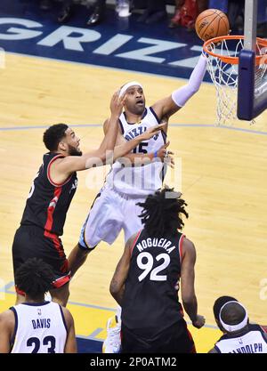 April 22, 2017: Memphis Grizzlies guard Vince Carter (15) gets by two San  Antonio Spurs defenders under the basket during the fourth quarter of Game  4 of a NBA Playoff game at