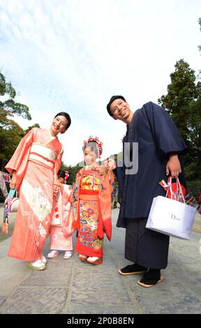 A traditionally dressed Japanese family walking into the Tsurugaoka Hachimangū Shrine in Kamakura, Japan. Stock Photo