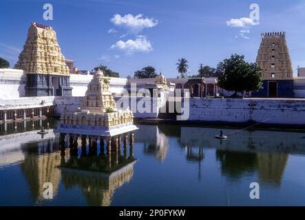 The 14th century Kamakshi Amman temple with sacred tank in Kancheepuram kanchipuram, Tamil Nadu, South India, India, Asia Stock Photo