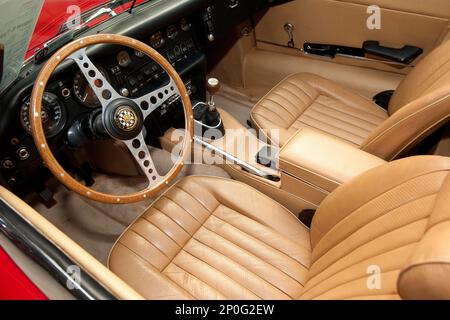 Jaguar E-Type, leather seats, wooden steering wheel, wooden steering wheel, gear shift, manual gearbox, gear lever, instrument panel, England, Great Stock Photo