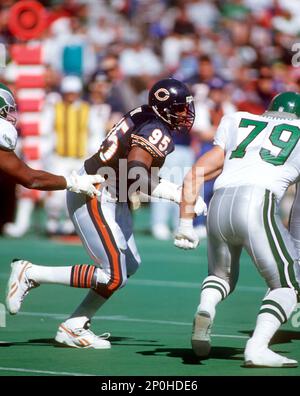 In this Nov. 5, 1984, file photo, Chicago Bears defensive end Richard Dent  (95) brings down Los …