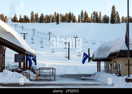 Snow makers rescue big Sierra resorts as drought bakes smaller ones – The  Mercury News