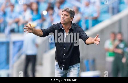 PORTO ALEGRE - RS - 24/07/2016 - BRASILEIRO A 2016, GREMIO X SAO PAULO -  Jogador Bolanos do Gremio disputa lance com jogador Wesley do Sao Paulo  durante partida pelo Campeonato Brasileiro