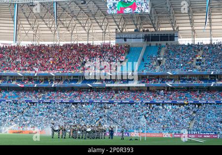 PORTO ALEGRE - RS - 24/07/2016 - BRASILEIRO A 2016, GREMIO X SAO PAULO -  Jogador Bolanos do Gremio disputa lance com jogador Wesley do Sao Paulo  durante partida pelo Campeonato Brasileiro