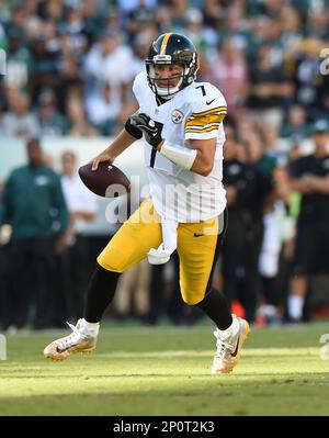 Ben Roethlisberger warms up prior to the game against the Miami Dolphins at  Sun Life Stadium in Miami on October 24, 2010 Stock Photo - Alamy