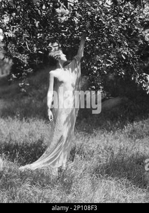 Olson, Margaret, Miss, standing outdoors, 1924 July. Stock Photo