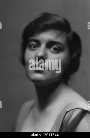 Damrosch, Alice, Miss, portrait photograph, 1913 Dec. 18. Stock Photo