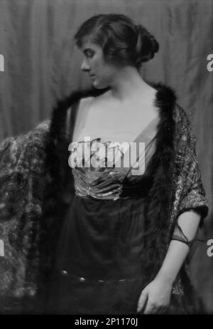 Damrosch, Alice, Miss, portrait photograph, 1913 Dec. 18. Stock Photo