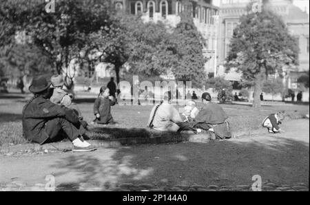 On Portsmouth Square, Chinatown, San Francisco, between 1896 and 1906. Stock Photo