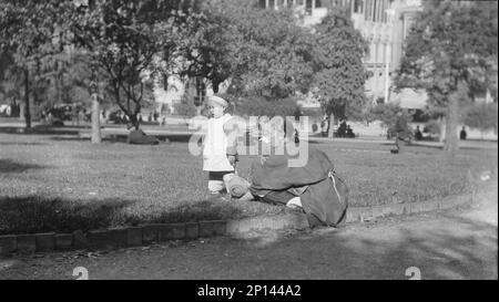 A picnic on Portsmouth Square, Chinatown, San Francisco, between 1896 and 1906. Stock Photo