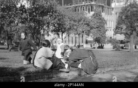 A picnic on Portsmouth Square, Chinatown, San Francisco, between 1896 and 1906. Stock Photo