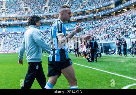 PORTO ALEGRE - RS - 24/07/2016 - BRASILEIRO A 2016, GREMIO X SAO PAULO -  Jogador Bolanos do Gremio disputa lance com jogador Wesley do Sao Paulo  durante partida pelo Campeonato Brasileiro