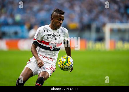 PORTO ALEGRE - RS - 24/07/2016 - BRASILEIRO A 2016, GREMIO X SAO PAULO -  Jogador Bolanos do Gremio disputa lance com jogador Wesley do Sao Paulo  durante partida pelo Campeonato Brasileiro