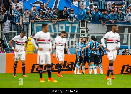 PORTO ALEGRE - RS - 24/07/2016 - BRASILEIRO A 2016, GREMIO X SAO PAULO -  Jogador Bolanos do Gremio disputa lance com jogador Wesley do Sao Paulo  durante partida pelo Campeonato Brasileiro