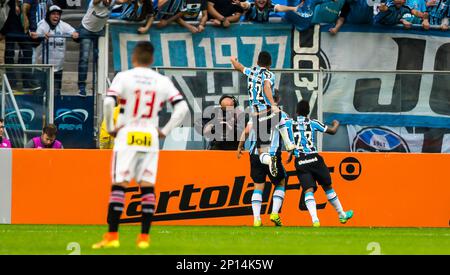 PORTO ALEGRE - RS - 24/07/2016 - BRASILEIRO A 2016, GREMIO X SAO PAULO -  Jogador Bolanos do Gremio disputa lance com jogador Wesley do Sao Paulo  durante partida pelo Campeonato Brasileiro